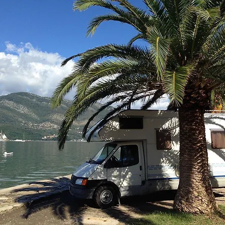 캠프장 Motorhome In Montenegro 포드고리차