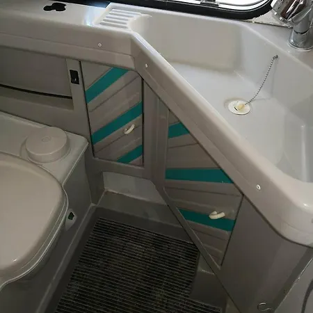 캠프장 Motorhome In Montenegro 포드고리차